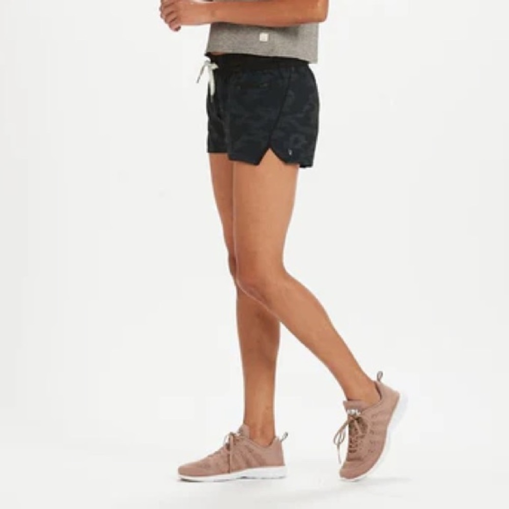 Vuori Clementine Short Black Watercolor Camo Size XS | Athleisure - Picture 4 of 12